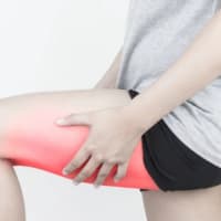 座り続けると腰が痛くなる原因とは？