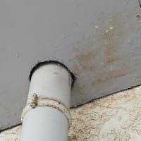 職場の配管と天井の隙間を埋める