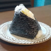おにぎり食べながらENGLISH ：「てづくりおむすびの店 どんぐり」の刻みわさび納豆（むすび）