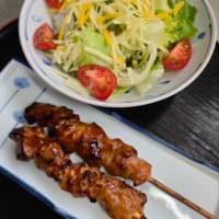 うちのごはん　　焼鳥　と　サラダ(^.^)