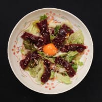 2024.05.22の夕食　鯨赤身肉と生野菜のサラダ（ユッケ風）