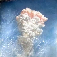 広島原爆投下から75年。AIでカラー化された赤いキノコ雲の写真