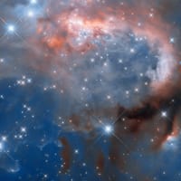 ハッブルが星雲を変容させる幼少期の星を捉える