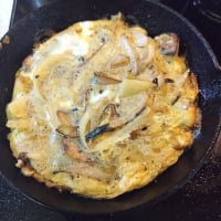 スパニッシュオムレツと中華風の冷たいスープ