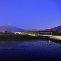 富士山　「　田園での深夜早朝散策　」　逆さ追いの1拡大...