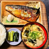 家で朝ごはん（ごはんはファミマの備蓄米、鯖のしょうゆ糀漬、納豆、平茸とわかめと卵のみそ汁、野沢菜漬け）（2025年6月22日）