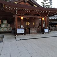 初夏の夕暮れ、境内に