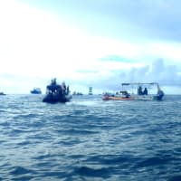 航路で大浦湾に入るガット船・砂利採取運搬船に抗議