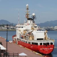カナダ沿岸警備艇・小型砕氷船   “SIR WILFRID LAURIER” 、若松ふ頭に入港．．．
