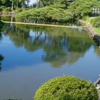 ●残暑の兼六園　　気温32~33℃　　霞が池に映り込み　内橋亭　花見橋　鶺鴒島　曲水