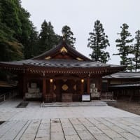 裏から見ると>高麗神社の鳥居から