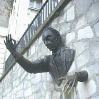 【旅日記】モンマルトル: 壁抜け男（マルセル・エイメ）の像