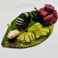 カタツムリとアジサイブローチと花