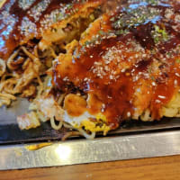 広島県人だから熱々の鉄板の上で熱いヘラで食べる美味しいお好み