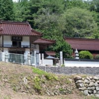 白い龍がうねるが如く　白亜の千本鳥居　済渡寺白龍門　岡山県新見市法曾