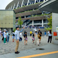 国立競技場でビラ配り