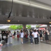 お洒落な若い女性たちが大集合！広島グリーンアリーナで山田涼介さんのコンサート！涼介さん推しのファンは、「Ｒｅｄ」で完全武装