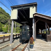 勝山駅横に保存されている小さくて黒い電機と貨車 えちぜん鉄道ML6形（テキ6形）