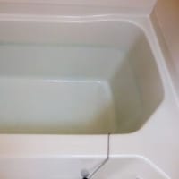 給湯器を取り替えて浴槽が青くなったのは何が原因？