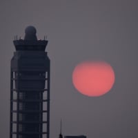 真っ赤な夕陽が・・・・あっという間に沈む❗️これも関空の情景です❣️