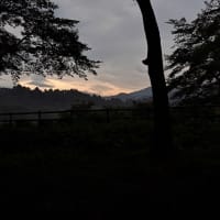 雨模様の夕日に