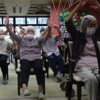 向日葵のクラフト完成＆イス体操♪
