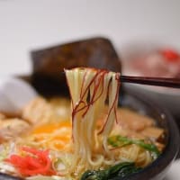 夕飯は、ラ－メンをすすりながら日本酒を