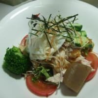 ボイルチキンの香味ソース掛け、ポーチドエッグ添え