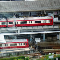 川崎市役所より京急を写す