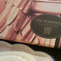 今、ペニンシュラのプレミアムロールケーキいただいてます。ミルキーな風味がなんとも美味！