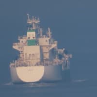 カメラを持ってないときに変わった船が明石海峡に(>_<)
