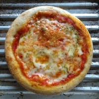 おへその ミニピザ“マルゲリータ”＆“ホワイトソース&コーン” ～3月の新