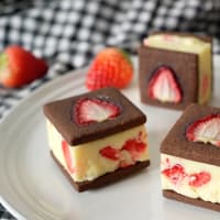 生苺とドライいちごの Wイチゴで作る イチゴのホワイトチョコレートバタークッキーサンドイッチ