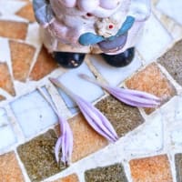 JULIE喜寿おめでとう。雨降りの今朝 擬宝珠一輪と半開きのつづき