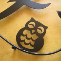 イニシャル「F」×フクロウさん×蔦×葉っぱをモチーフにした妻飾り