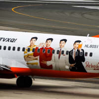 東方神起の特別塗装機が“2機” やってきた。チュジュ航空 HL8051. HL8062. 同日2機は珍しい。