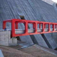 １２月の八ッ場ダム：堤体直下に整備されている群馬県八ッ場発電所と八ッ場もみじ橋　ＰＡＲＴ２