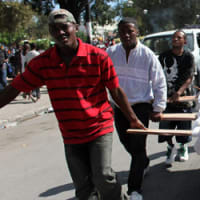 Bodies line roads as Haiti aid stutters