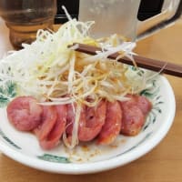 |M3405|赤羽一番街『来来軒』にお邪魔。レモンサワー＆ニンニク丸揚げ＆腸詰めで開始し、マカサラと餃子3個でつなぎ、塩焼きそばのニラ玉焼きトッピング（辛みそかけ）で締めました！