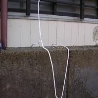 ブロック塀の上を猫が歩いて困り針金ハンガーで猫避け作る ものぐさ爺さんの怪しい知恵袋 ブロック塀の上を猫が歩いて困り針金ハンガーで猫避け作る ものぐさ爺さんの怪しい知恵袋