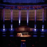 ユジャ・ワン（ピアノ）の新譜「ウィーン・リサイタル」や群響５月定期の演奏曲目などクラシック関連のCD。