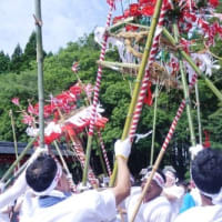〈大鳥神社「花奪い神事」〉　青竹で花蓋（はながさ）を激しく乱打！