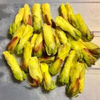 オクラの花を食べる