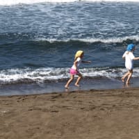 心ふるえる風景　南イタリア編⑫　海辺で走る姉妹を見ながら　自らの子供時代を思い返した