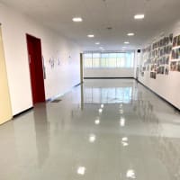学校の床と窓ガラス清掃作業