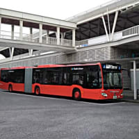 赤い連節バス