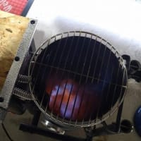 ハッピーニューイヤーは、廃油ストーブで暖をとる。