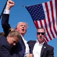 トランプ前大統領の暗殺狙ったかゴルフコース脇で銃を構えた男を取り押さえ