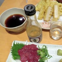 小岩で床屋に行った後　讃岐うどん食堂「元咲（げんき）で馬刺しと野菜の天ぷらとかけウドンのハーフを楽しんだ。