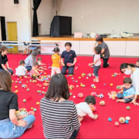母と子の愛が寄り添い猛暑日に